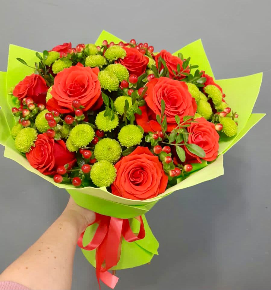 Букет цветов из: Хризантемы и Розы в Петровке