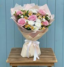 Букет цветов из:  Гвоздики, Орхидеи и Розы в Петровке