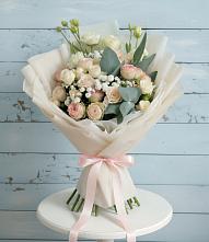 Букет цветов из:  Розы и Лизиантусы в Петровке