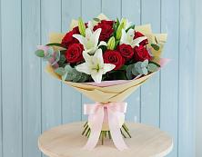 Букет цветов из:  Лилии и Розы в Петровке
