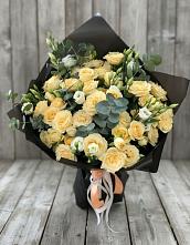 Букет цветов из:  Розы и Лизиантусы в Петровке
