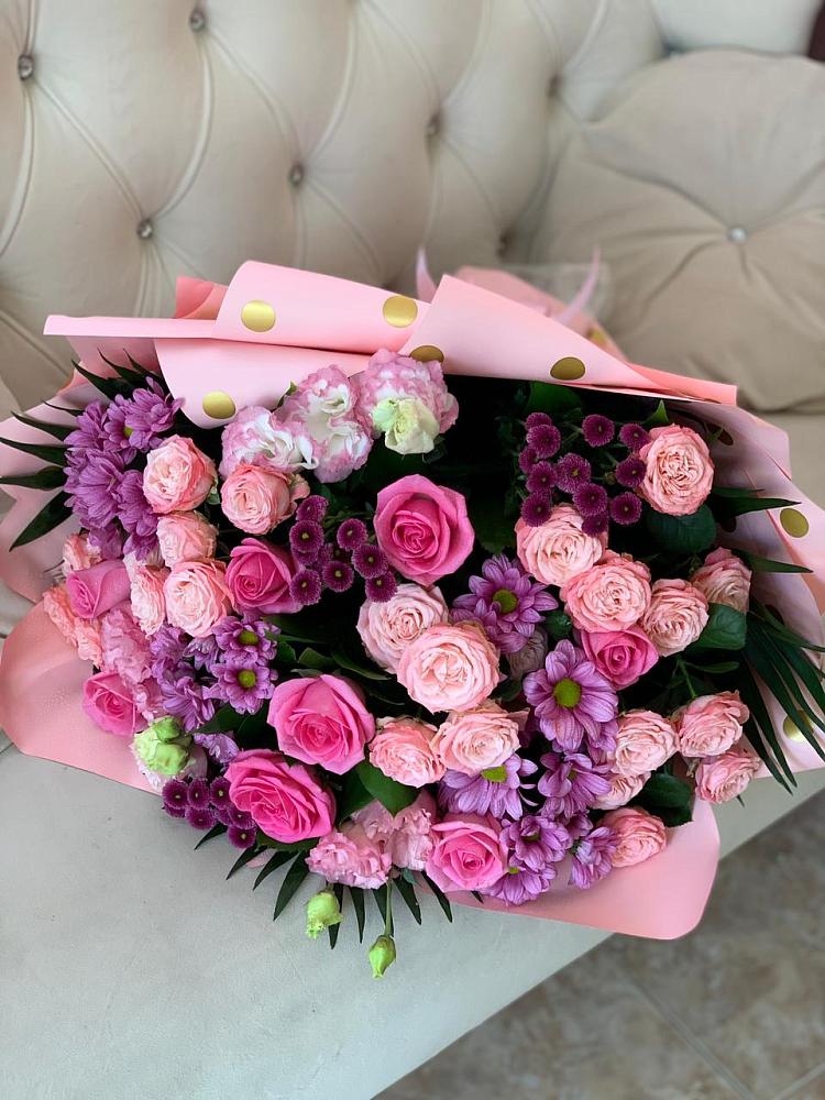 Букет цветов из: Хризантемы, Розы и Лизиантусы в Петровке