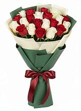 Букет Микс из красных и белых роз в Петровке