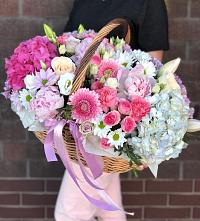 Цветочная композиция из Розы, Хризантемы, Пионы и Лизиантусы в корзине в Петровке