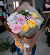 Букет цветов из:  Герберы, Розы и Хризантемы в Петровке