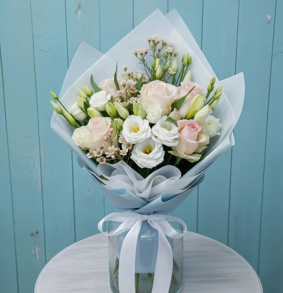 Букет цветов из: Розы и Лизиантусы в Петровке