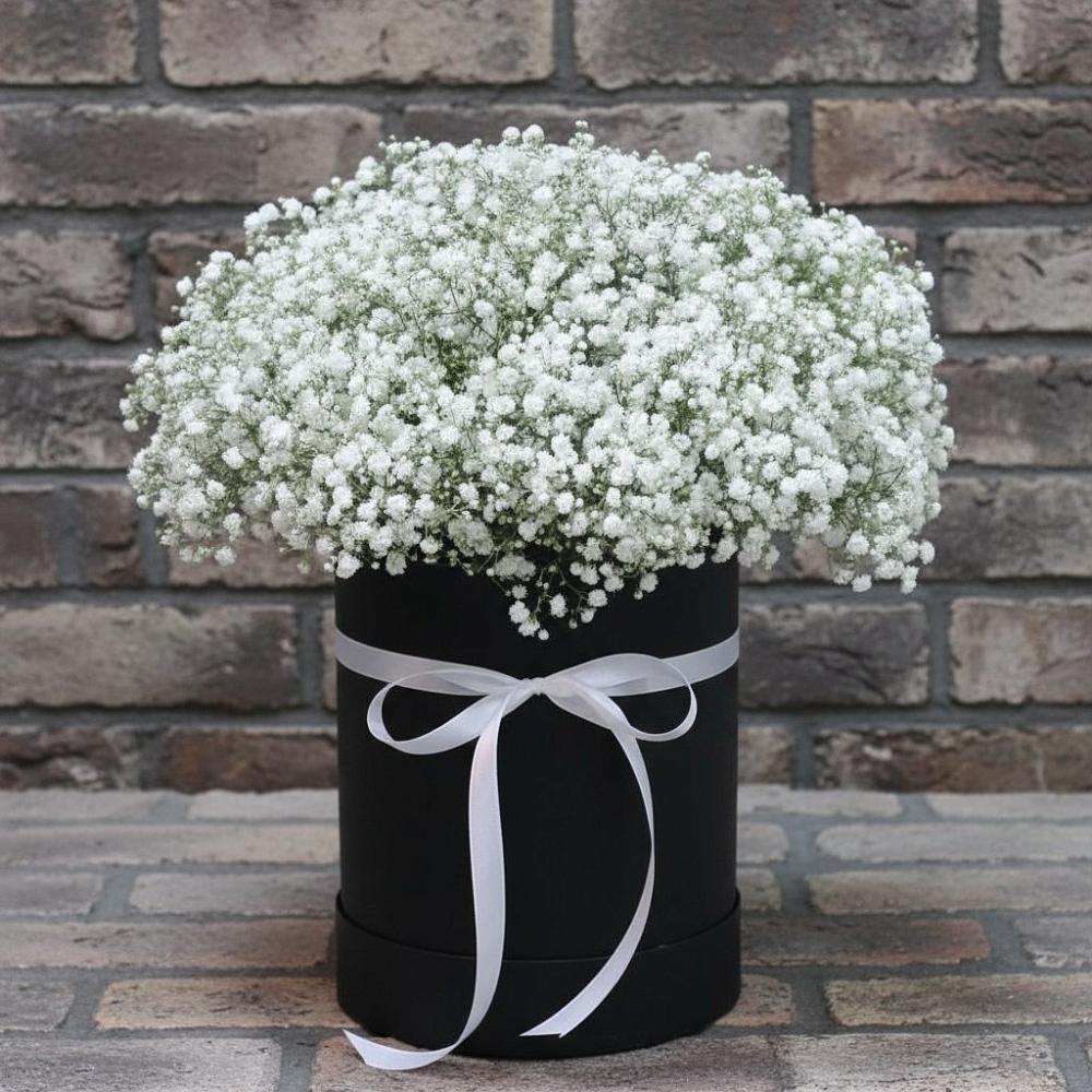 Цветочная композиция из Гипсофила в шляпной коробке в Петровке