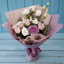 Букет цветов из:  Розы и Лизиантусы в Петровке