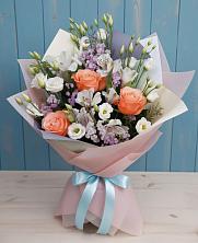 Букет цветов из:  Лизиантусы, Розы, Альстромерии и Гипсофила в Петровке