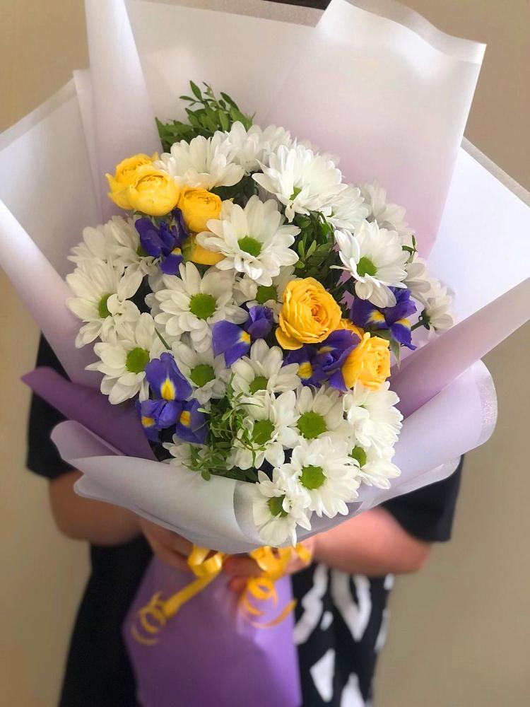 Букет цветов из: Ирисы, Хризантемы и Розы в Петровке