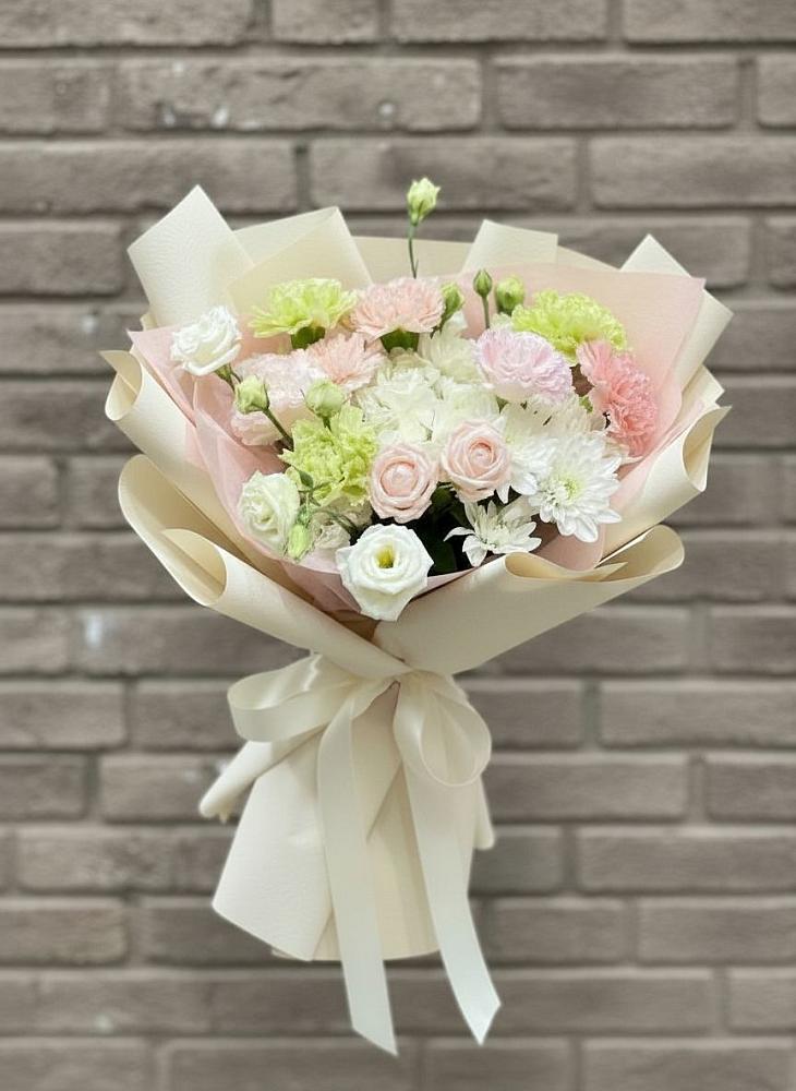 Букет цветов из: Гвоздики, Розы, Лизиантусы и Хризантемы в Петровке