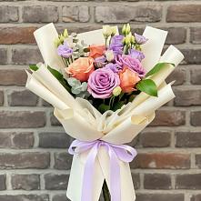 Букет цветов из:  Лизиантусы и Розы в Петровке