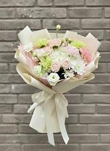 Букет цветов из:  Гвоздики, Розы, Лизиантусы и Хризантемы в Петровке