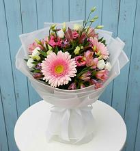 Букет цветов из:  Герберы, Альстромерии и Лизиантусы в Петровке