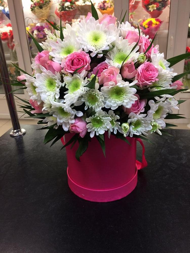 Цветочная композиция из Розы и Хризантемы в шляпной коробке в Петровке