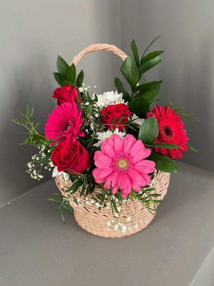 Цветочная композиция из Розы, Хризантемы и Герберы в корзине в Петровке