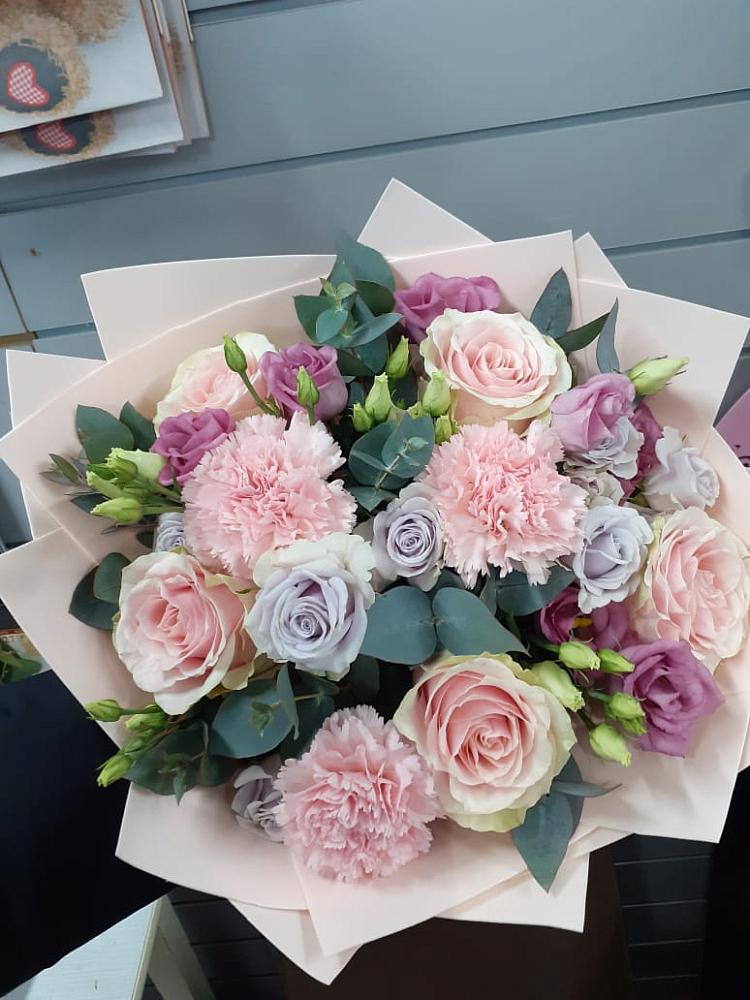 Букет цветов из: Розы, Гвоздики и Лизиантусы в Петровке