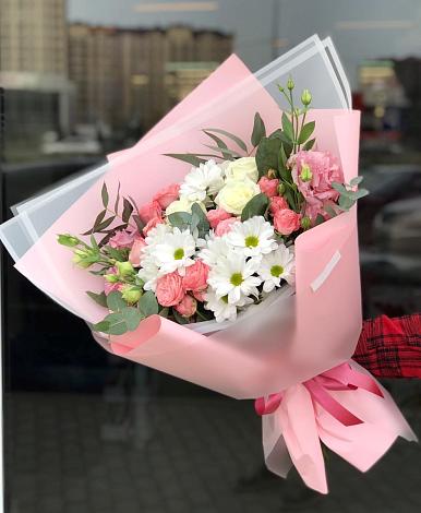 Букет цветов из: Розы, Лизиантусы и Хризантемы в Петровке