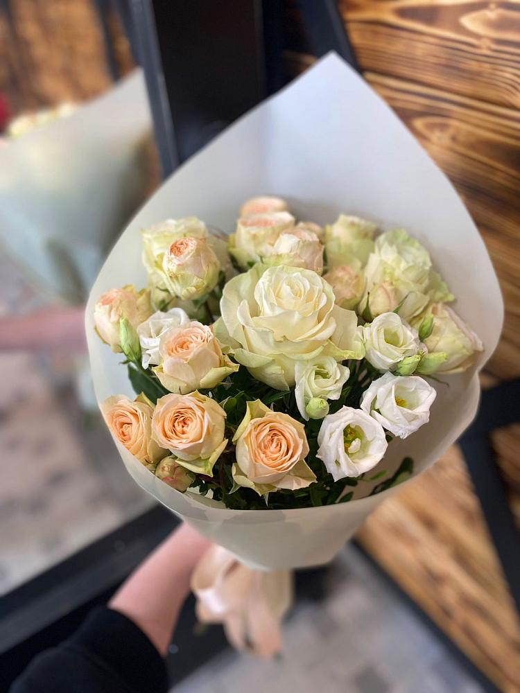 Букет цветов из: Розы и Лизиантусы в Петровке