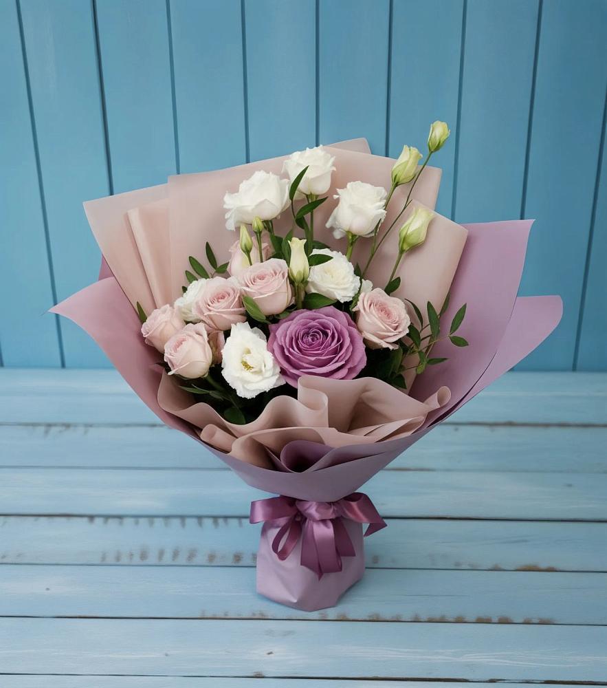 Букет цветов из: Розы и Лизиантусы в Петровке